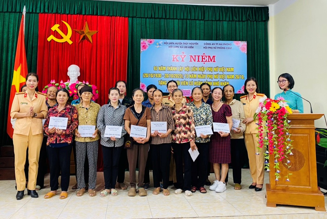 Hội Phụ nữ Phòng Cảnh sát giao thông: Tặng quà cho đơn vị kết nghĩa nhân dịp Kỷ niệm 93 năm ngày thành lập Hội LHPN Việt Nam